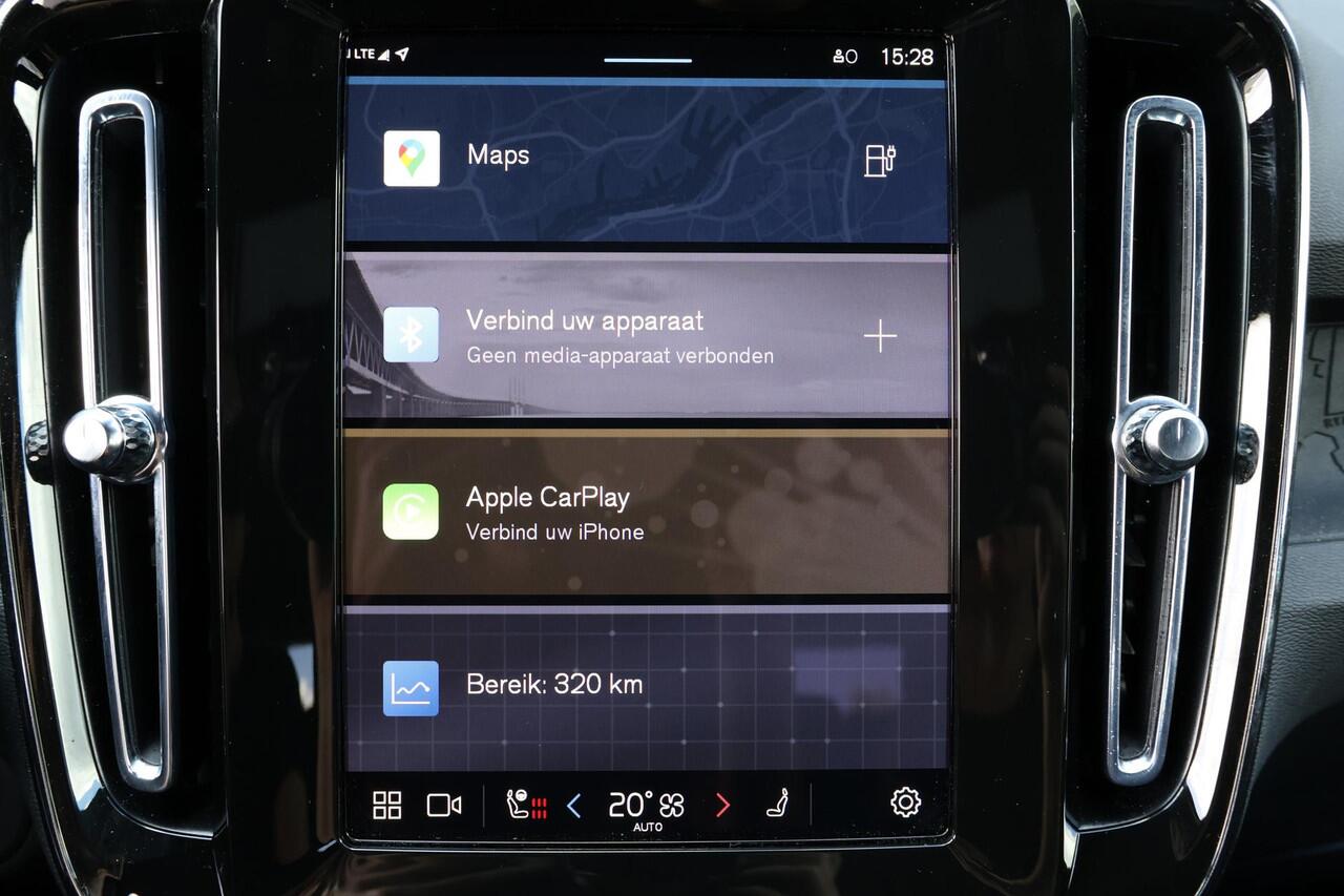 Volvo EX40 Plus Black Edition 70 kWh - IntelliSafe Assist & Surround - 360º Camera - Harman/Kardon audio - Verwarmde voorstoelen & stuur - Parkeersensoren voor & achter - Draadloze tel. lader - Warmtepomp - Extra getint glas - 20' LMV