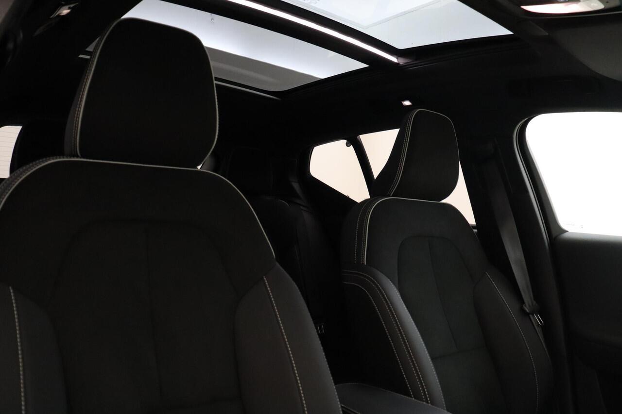 Volvo EX40 TWIN MOTOR PERFORMANCE ULTRA BLACK EDITION 82 kWh -PANO.DAK|HARMAN/KARDON|360°CAM|POWER-SEATS|TREKHAAK *NW.PRIJS ¤65.024!*