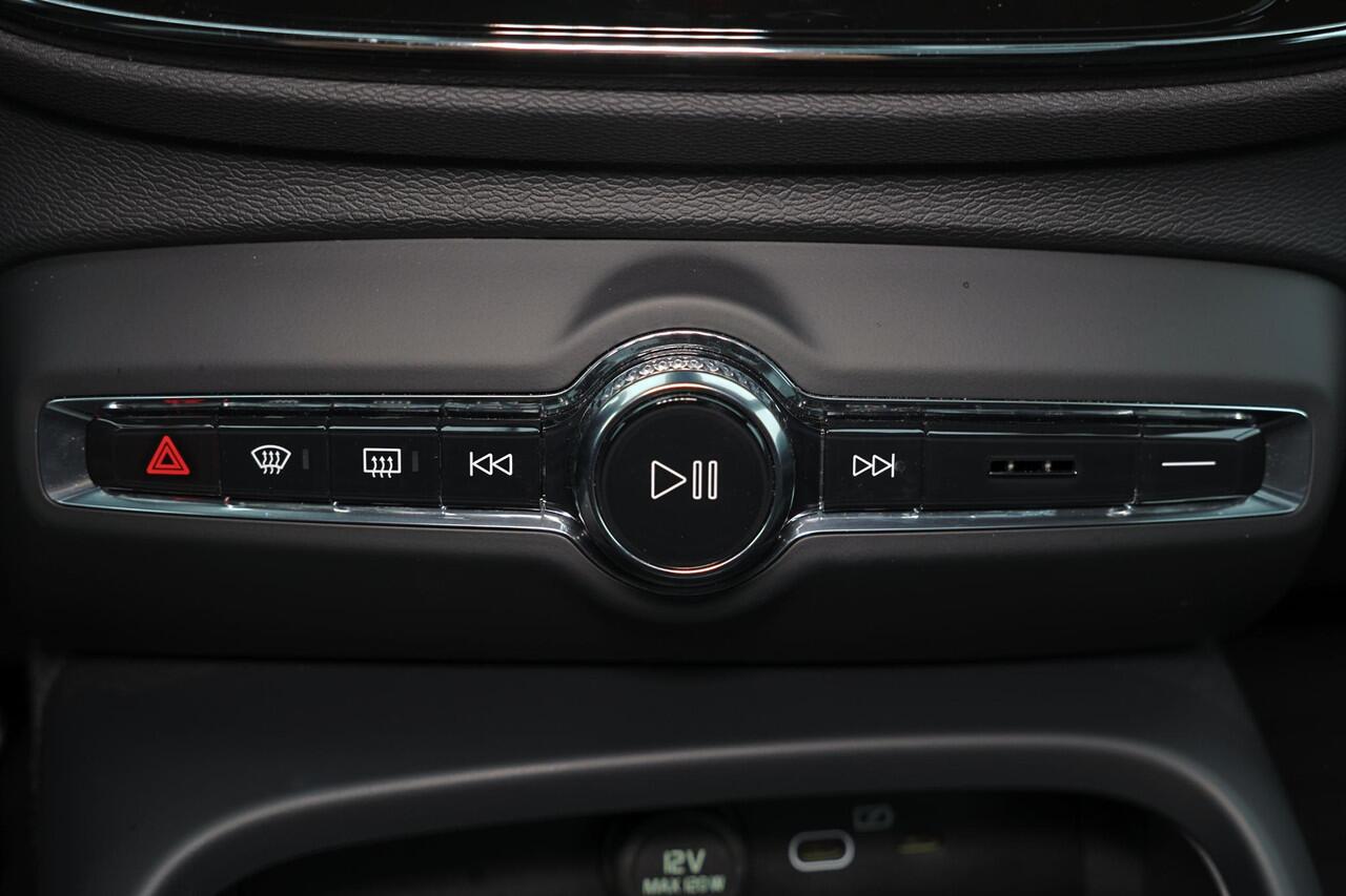 Volvo EX40 Extended Range Ultra 82 kWh - Panorama/schuifdak - IntelliSafe Assist & Surround - 360º Camera - Harman/Kardon audio - Verwarmde voorstoelen, stuur & achterbank - Parkeersensoren voor & achter - Elektr. bedienb. voorstoelen met geheugen links - Draadloze 