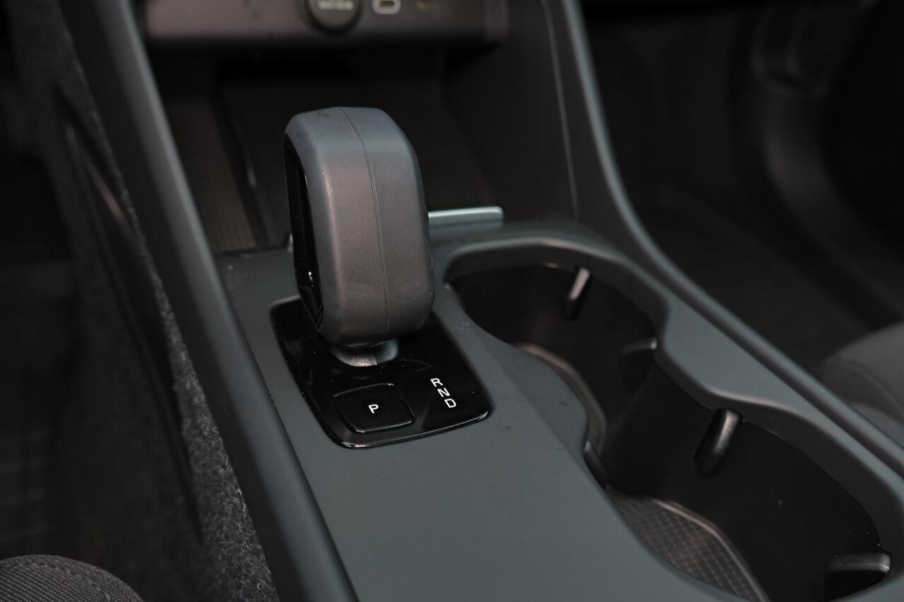 Volvo EX40 Extended Range Ultra 82 kWh - Panorama/schuifdak - IntelliSafe Assist & Surround - 360º Camera - Harman/Kardon audio - Verwarmde voorstoelen, stuur & achterbank - Parkeersensoren voor & achter - Elektr. bedienb. voorstoelen met geheugen links - Draadloze 