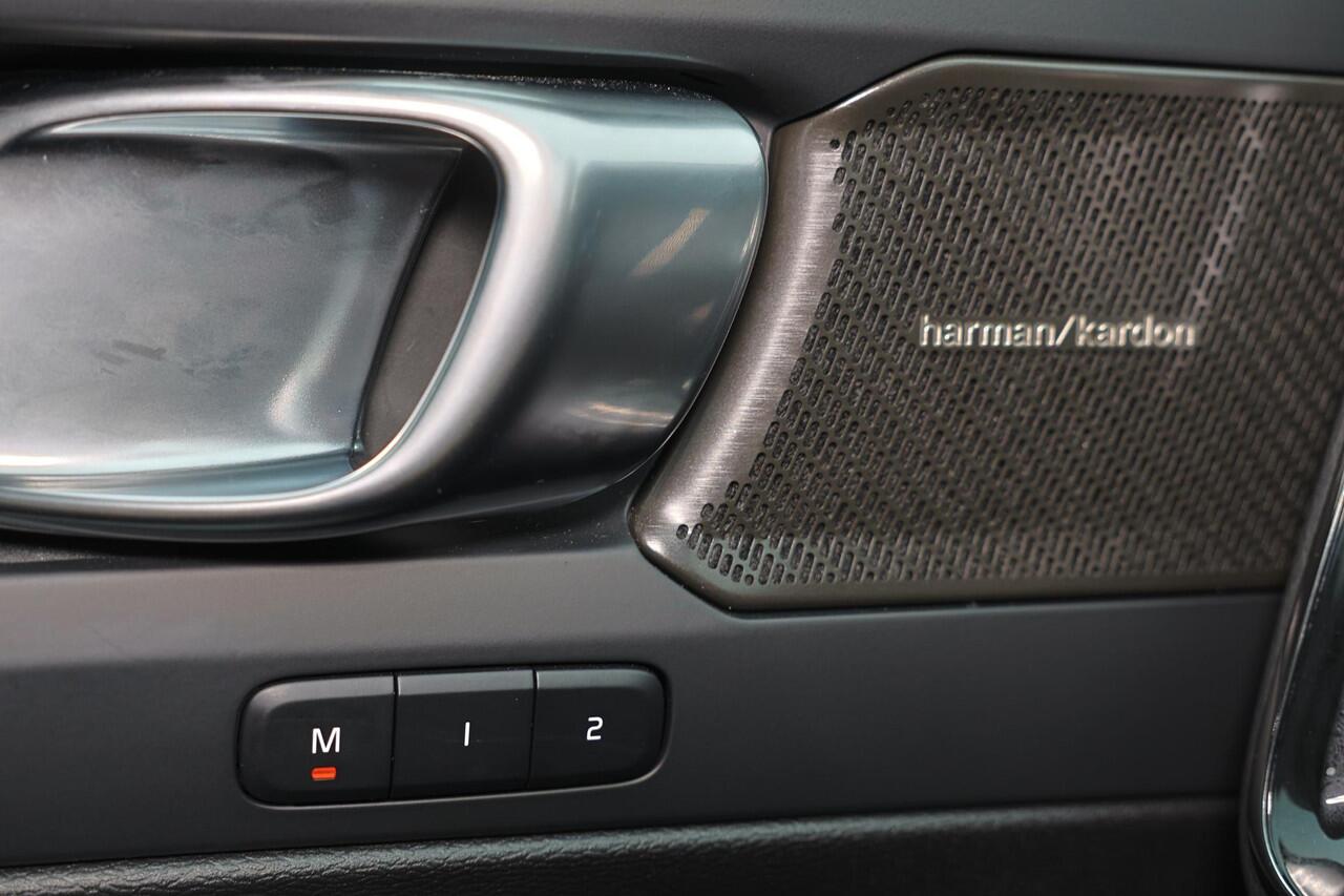 Volvo EX40 Extended Range Ultra 82 kWh - Panorama/schuifdak - IntelliSafe Assist & Surround - 360º Camera - Harman/Kardon audio - Verwarmde voorstoelen, stuur & achterbank - Parkeersensoren voor & achter - Elektr. bedienb. voorstoelen met geheugen links - Draadloze 