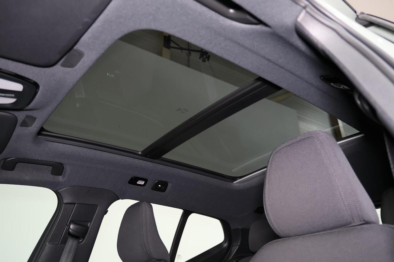 Volvo EX40 Extended Range Ultra 82 kWh - Panorama/schuifdak - IntelliSafe Assist & Surround - 360º Camera - Harman/Kardon audio - Verwarmde voorstoelen, stuur & achterbank - Parkeersensoren voor & achter - Elektr. bedienb. voorstoelen met geheugen links - Draadloze 