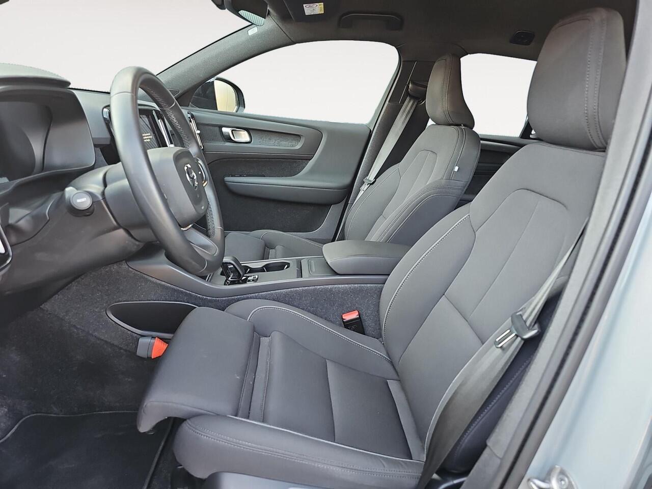 Volvo EX40 Single Motor Extended Range Plus 82 kWh | Trekhaak | Stoelverwarming | All-season banden | Pilot Assist |