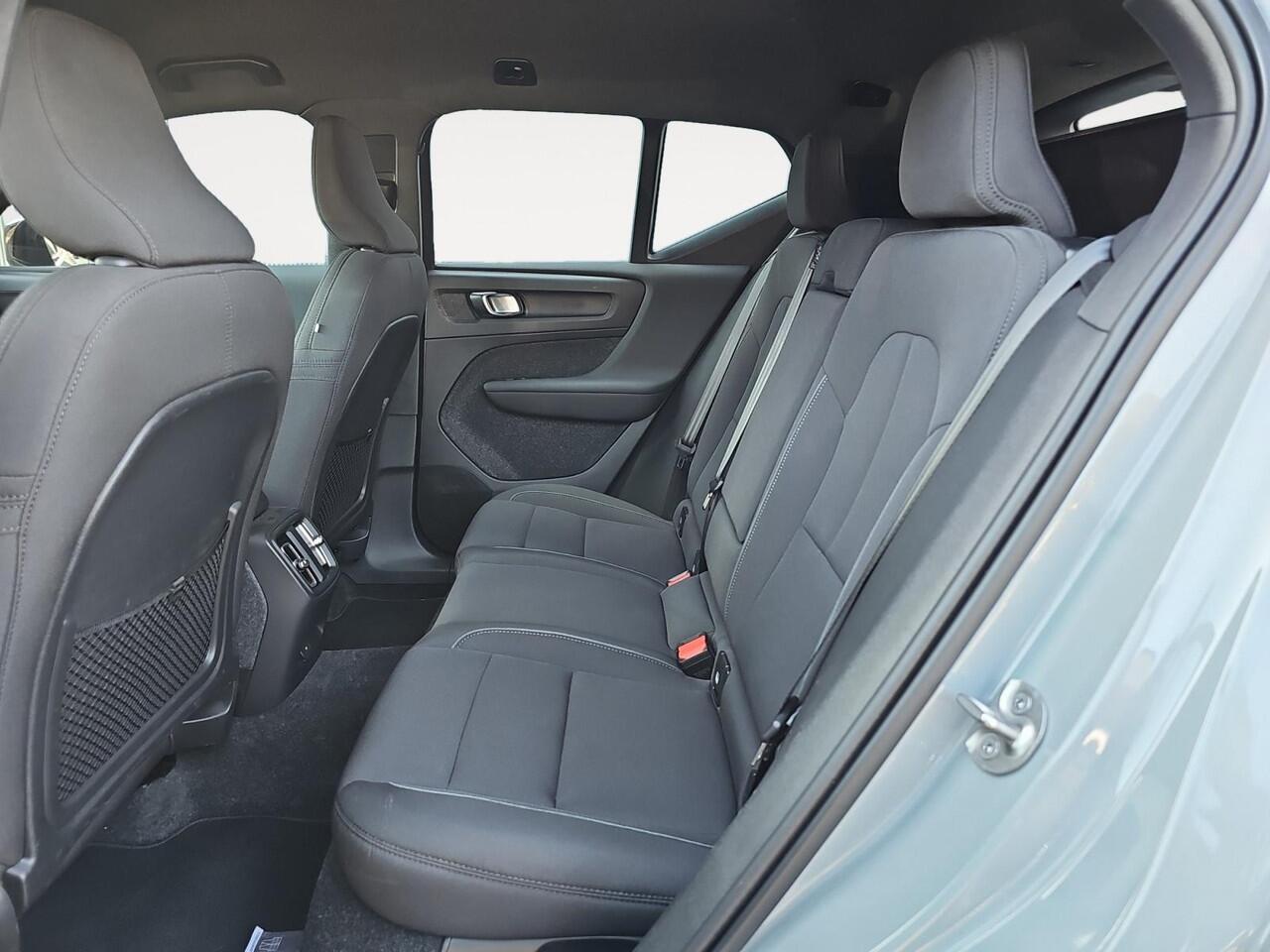 Volvo EX40 Single Motor Extended Range Plus 82 kWh | Trekhaak | Stoelverwarming | All-season banden | Pilot Assist |