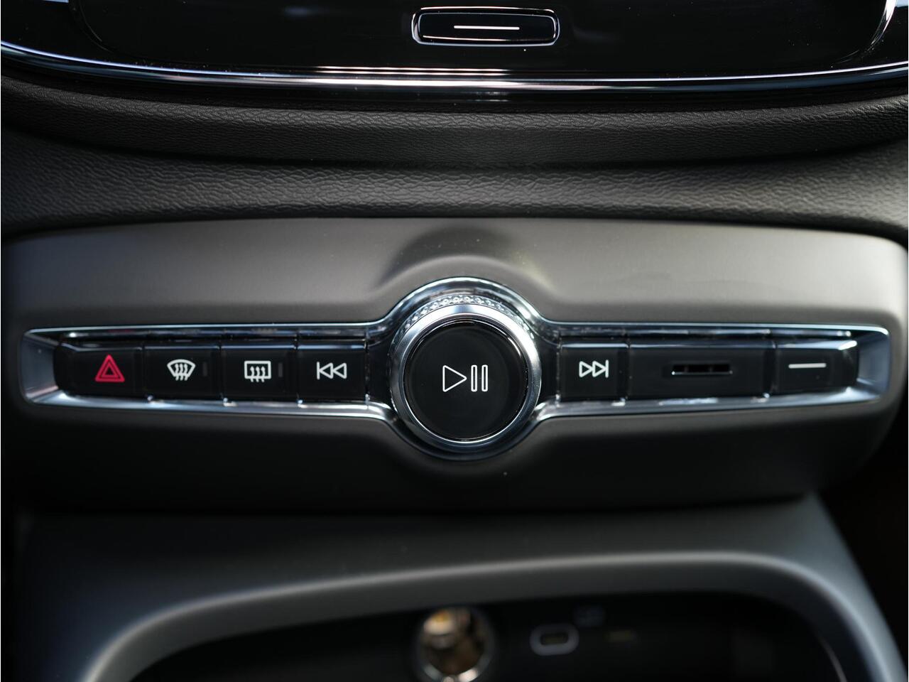 Volvo EX40 Single Motor Plus 70 kWh Plus - Intellisafe Assist & Surround - Parkeercamera achter - Verwarmde voorstoelen & stuur - Parkeersensoren voor & achter - Keyless - Elektr. bedienbare achterklep - Warmtepomp - Google Maps - 19' LMV