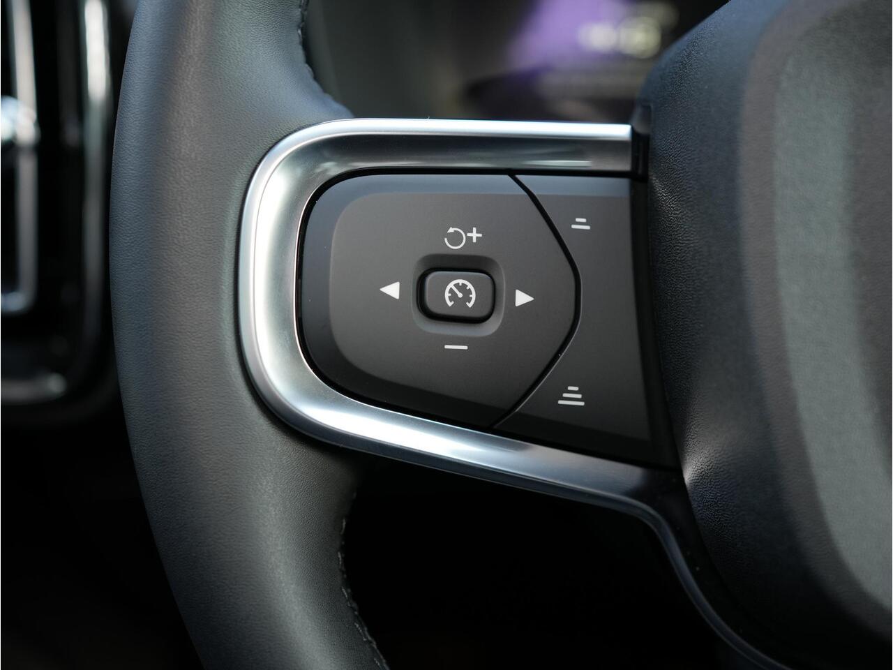 Volvo EX40 Single Motor Plus 70 kWh Plus - Intellisafe Assist & Surround - Parkeercamera achter - Verwarmde voorstoelen & stuur - Parkeersensoren voor & achter - Keyless - Elektr. bedienbare achterklep - Warmtepomp - Google Maps - 19' LMV