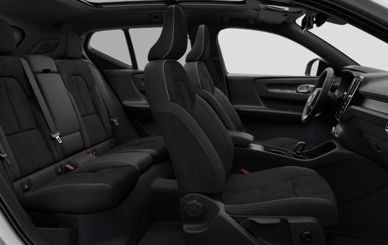 Volvo EX40 252PK Single Motor Extended Range 82 kWh Plus Black Edition / Lounge Pakket / Panoramadak / Extra getint glas / Dak in Black stone / 20'' velgen