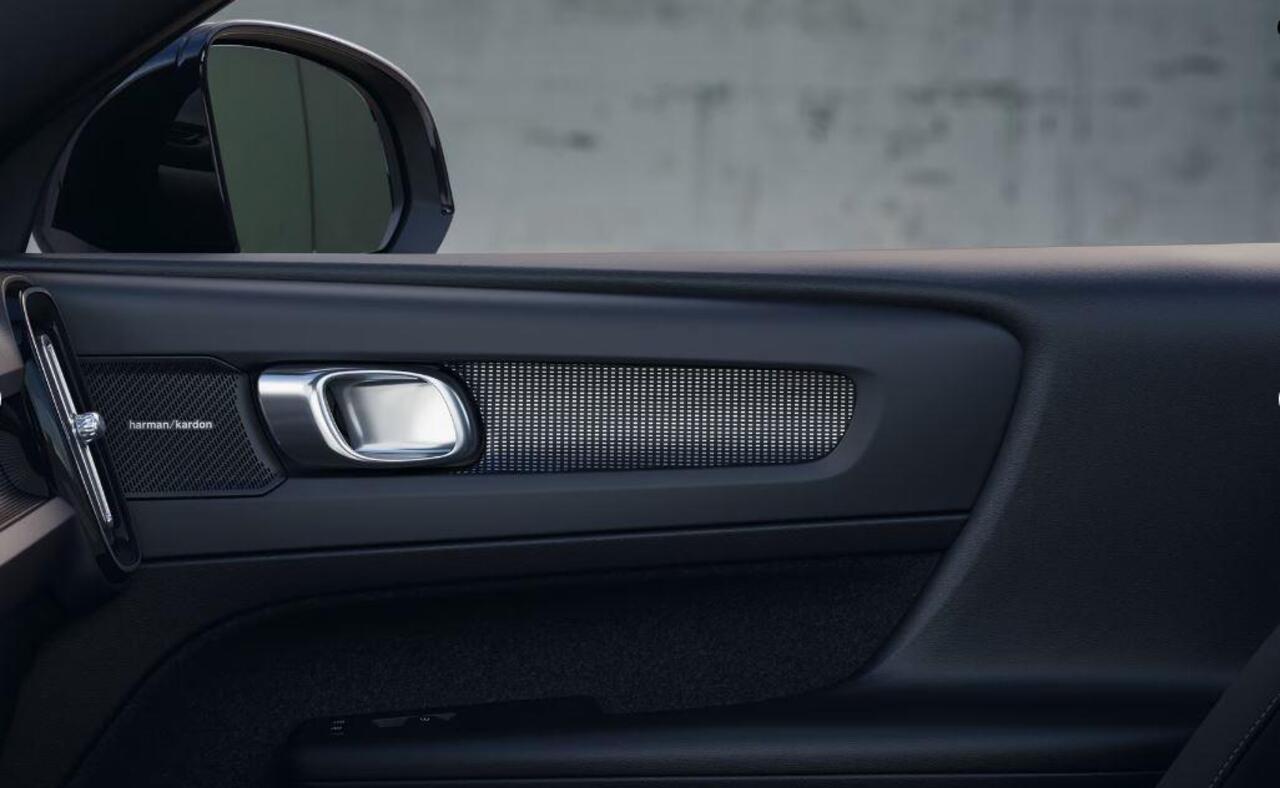 Volvo EX40 252PK Single Motor Extended Range 82 kWh Plus Black Edition / Lounge Pakket / Panoramadak / Extra getint glas / Dak in Black stone / 20'' velgen