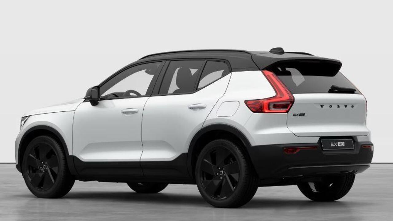 Volvo EX40 252PK Single Motor Extended Range 82 kWh Plus Black Edition / Lounge Pakket / Panoramadak / Extra getint glas / Dak in Black stone / 20'' velgen