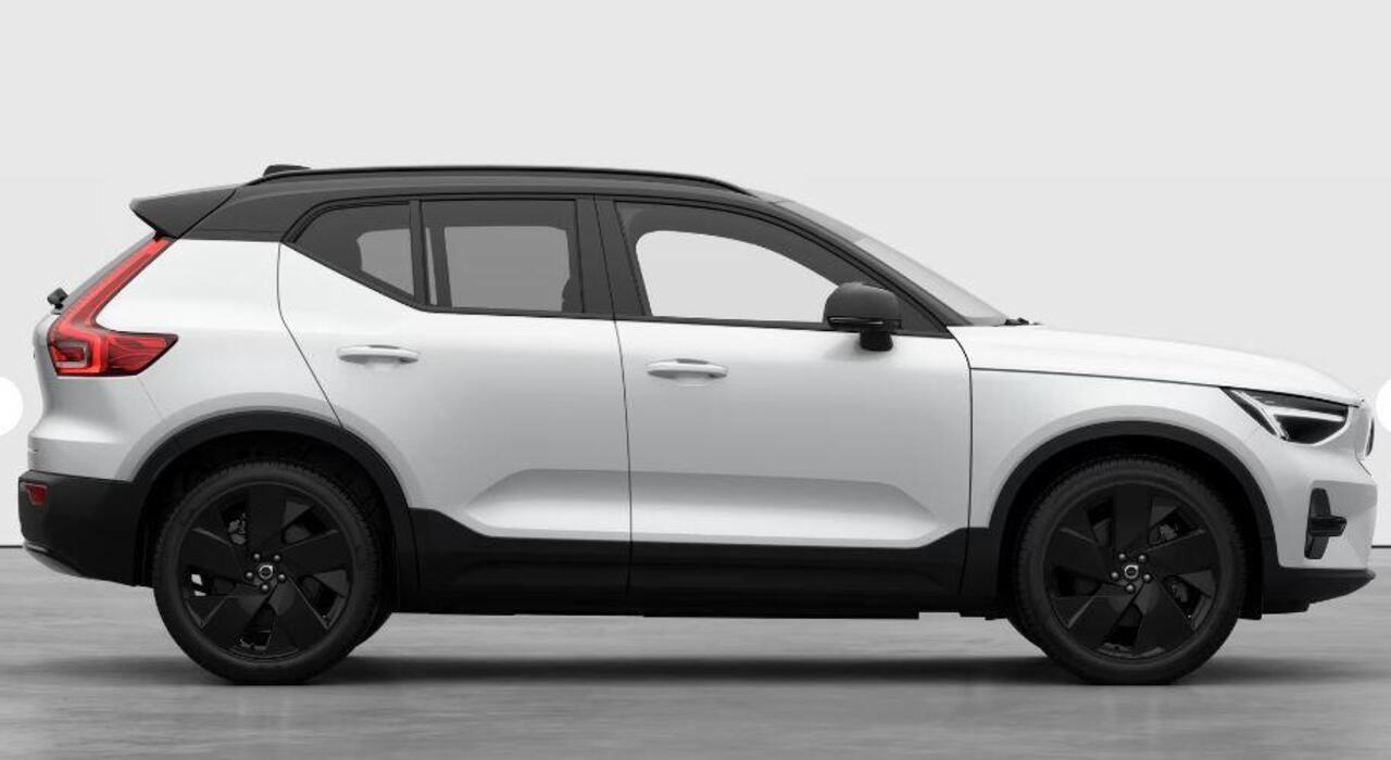 Volvo EX40 252PK Single Motor Extended Range 82 kWh Plus Black Edition / Lounge Pakket / Panoramadak / Extra getint glas / Dak in Black stone / 20'' velgen