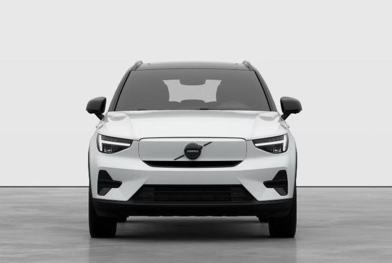 Volvo EX40 252PK Single Motor Extended Range 82 kWh Plus Black Edition / Lounge Pakket / Panoramadak / Extra getint glas / Dak in Black stone / 20'' velgen