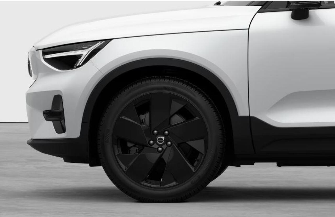 Volvo EX40 252PK Single Motor Extended Range 82 kWh Plus Black Edition / Lounge Pakket / Panoramadak / Extra getint glas / Dak in Black stone / 20'' velgen