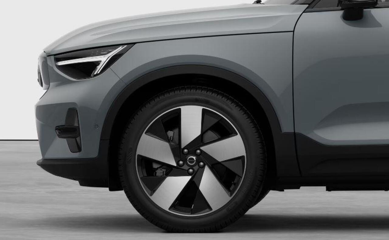 Volvo EX40 252PK Single Motor Extended Range 82 kWh Plus / Lounge pakket / Extra getint glas / Panoramadak / 360 camera / 20''velgen / zwart dak