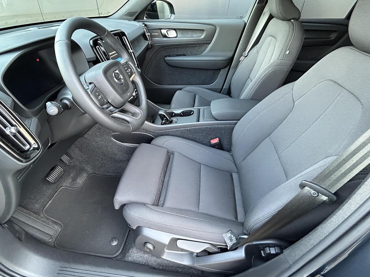 Volvo EX40 Single Motor Extended Range Plus 82 kWh Intellisafe climate line zwart dak All weather banden