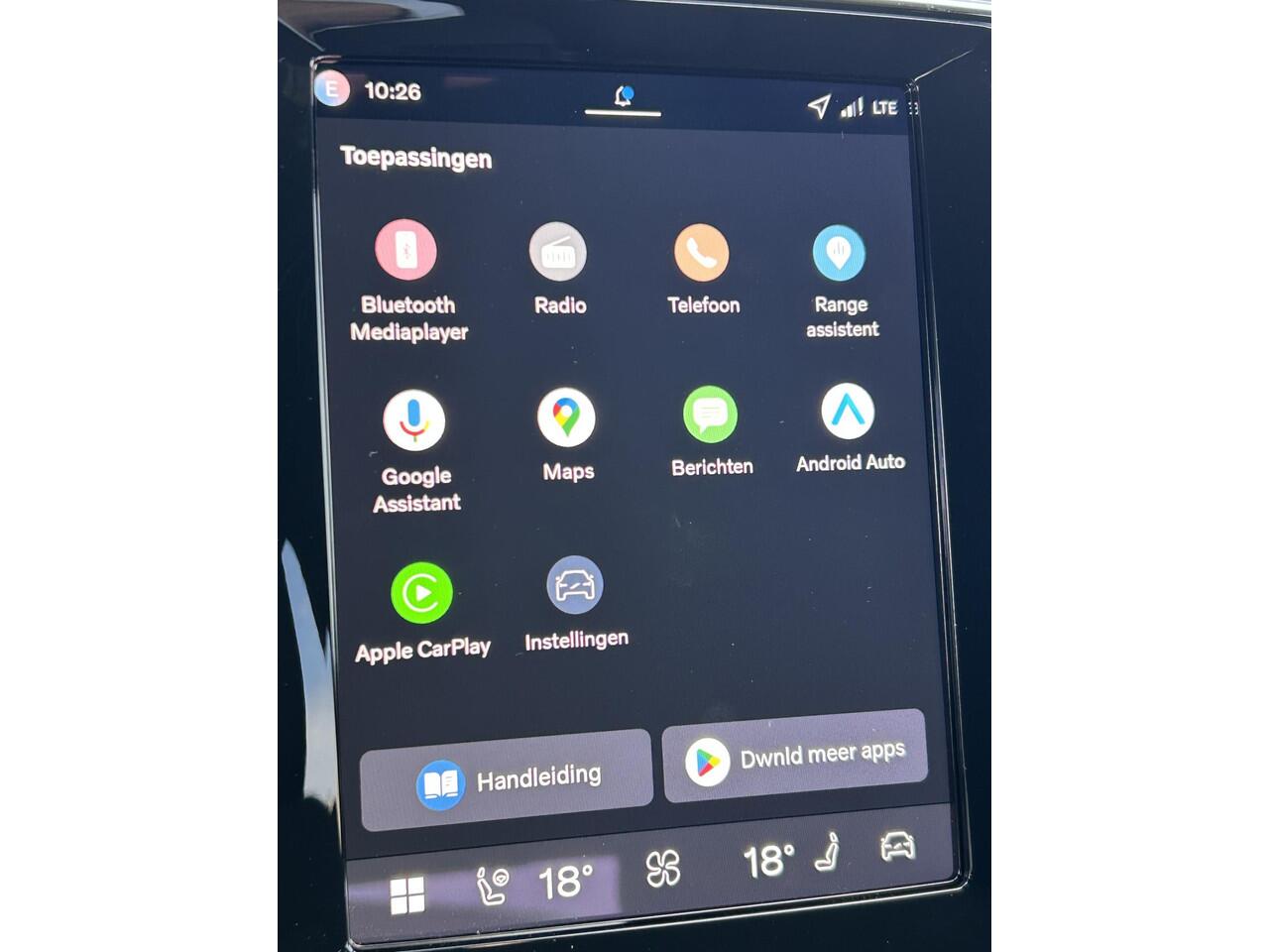 Volvo EX40 Single Motor Extended Range Plus 82 kWh Intellisafe climate line zwart dak All weather banden