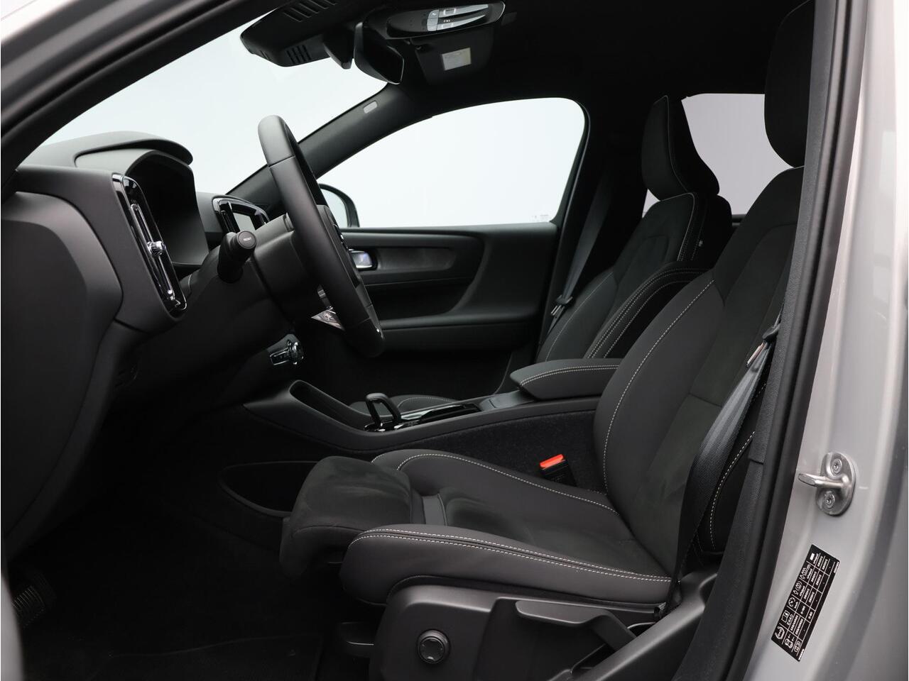 Volvo EX40 Single Motor Extended Range Business Ed. 82 kWh / 360 camera / BLIS / Stoel + stuurwielverwarming / 20'' / Nubuck / Getint glas