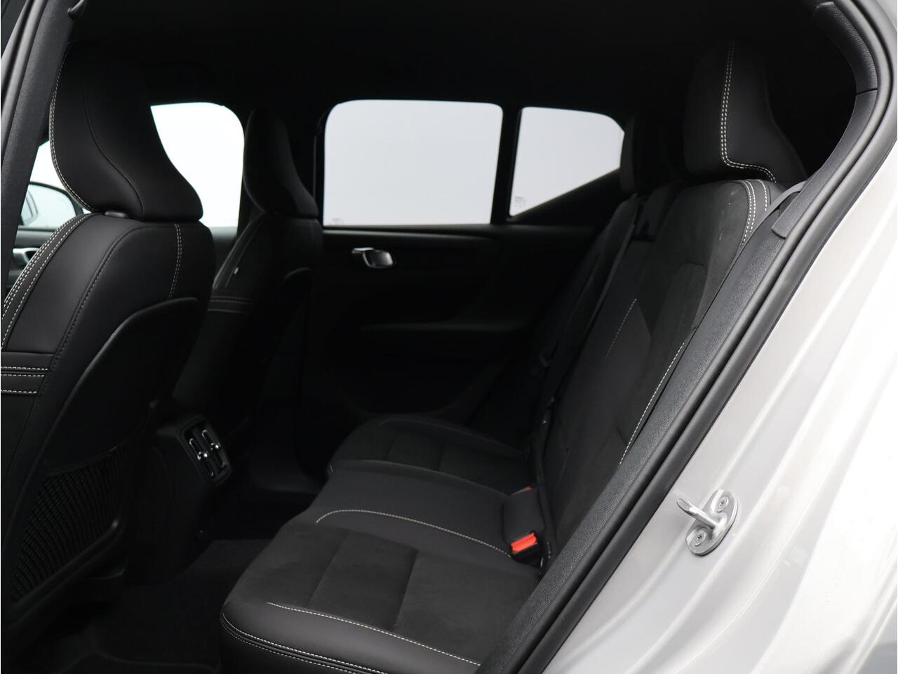 Volvo EX40 Single Motor Extended Range Business Ed. 82 kWh / 360 camera / BLIS / Stoel + stuurwielverwarming / 20'' / Nubuck / Getint glas