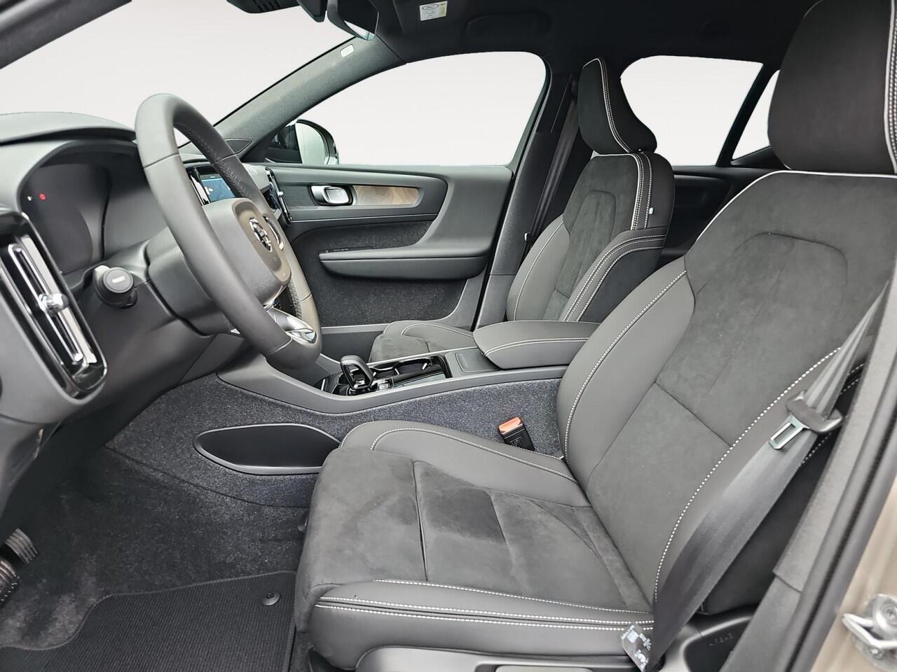 Volvo EX40 Single Motor Extended Range Plus 82 kWh | Stoelverwarming | Extra getint glas | Nubuck interieur | Achteruitrijcamera |