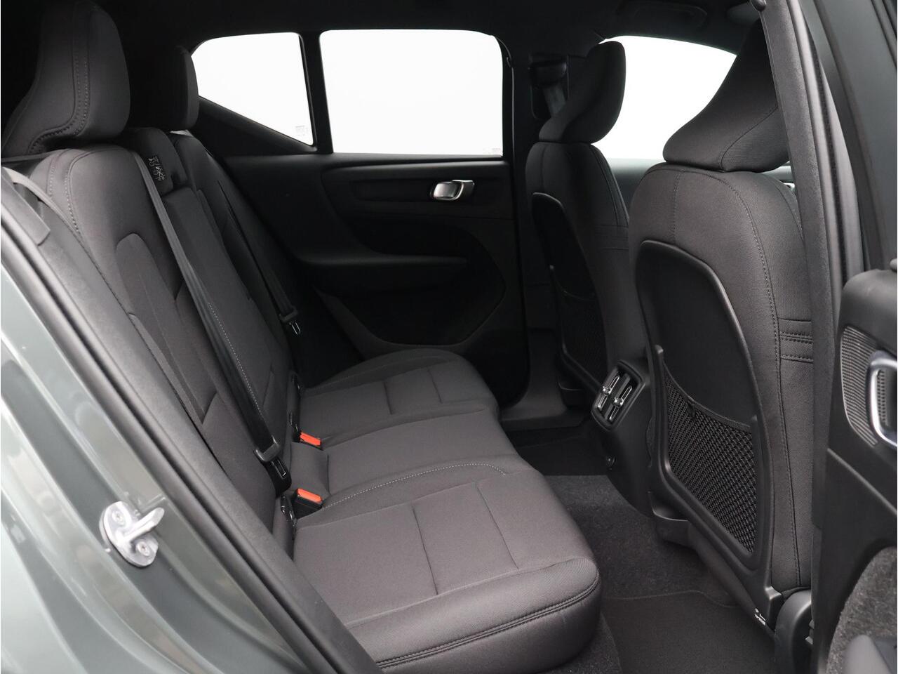 Volvo EX40 Single Motor Extended Range Plus 82 kWh / Stoel en stuurverwarming / Parkeercamera achter / BLIS / Pilot Assist / All Season banden / Extra getint glas achter /