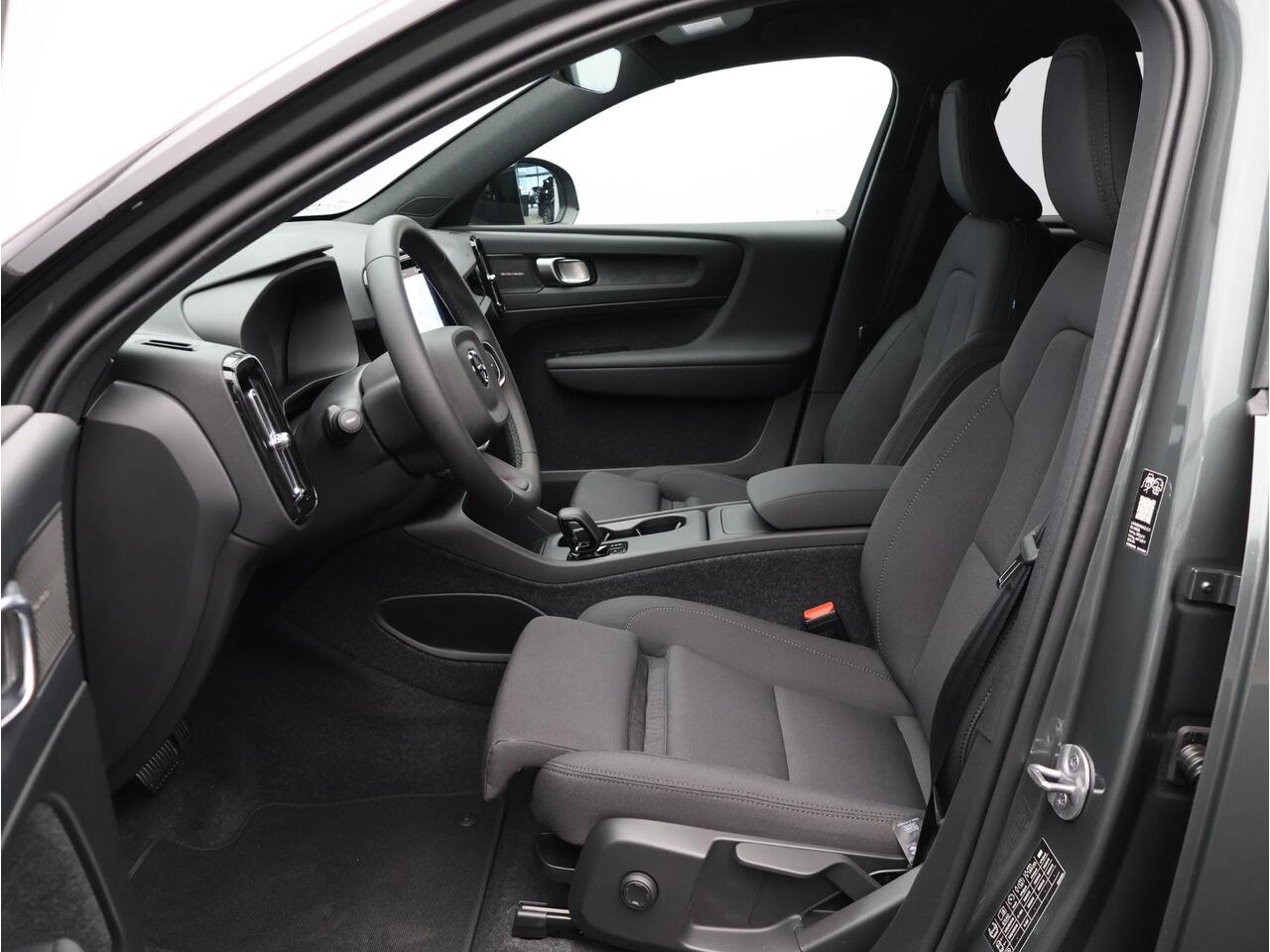 Volvo EX40 Single Motor Extended Range Plus 82 kWh / Stoel en stuurverwarming / Parkeercamera achter / BLIS / Pilot Assist / All Season banden / Extra getint glas achter /