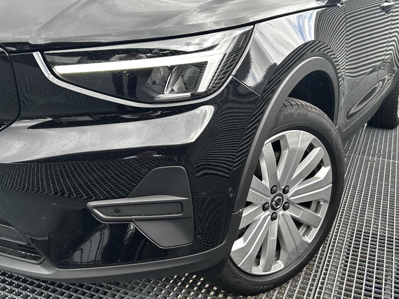 Volvo EX40 Single Motor Extended Range Business Ed. 82 kWh Parkeer camera, Verwarmde stoelen voor, Verwarmd stuurwiel, Extra getint glas, Trekhaak semi elektrisch