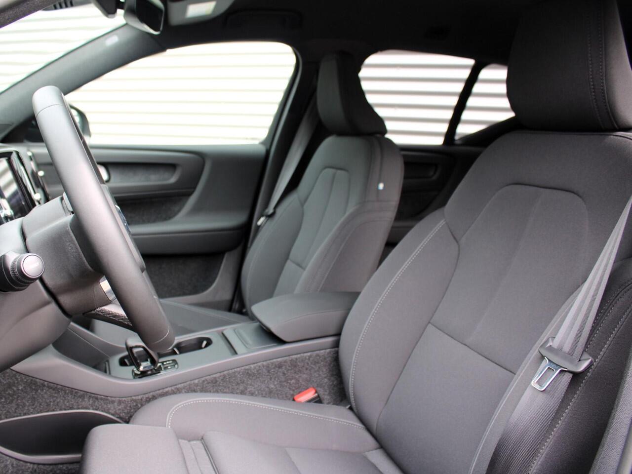 Volvo EX40 Single Motor Extended Range Business Edition Automaat / 360* camera / Privacy Glass / 19" velgen / Driver Awareness