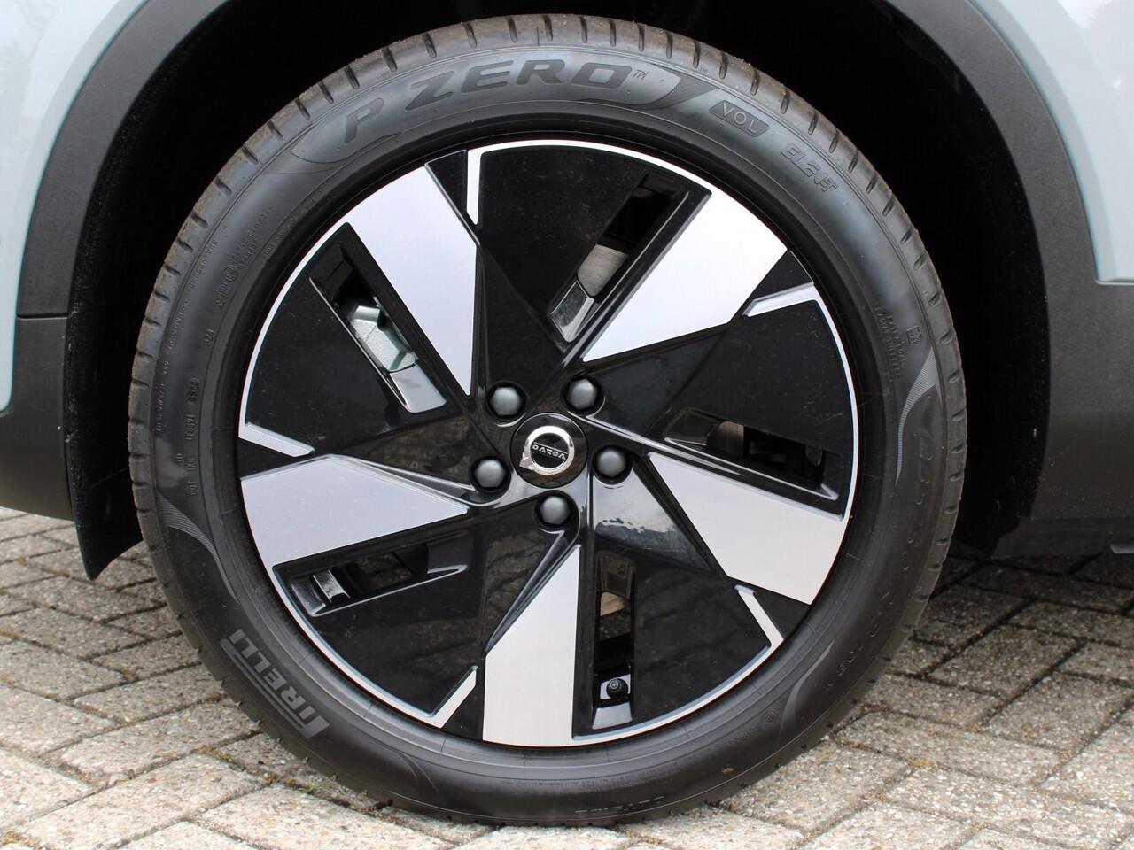 Volvo EX40 Single Motor Extended Range Business Edition Automaat / 360* camera / Privacy Glass / 19" velgen / Driver Awareness