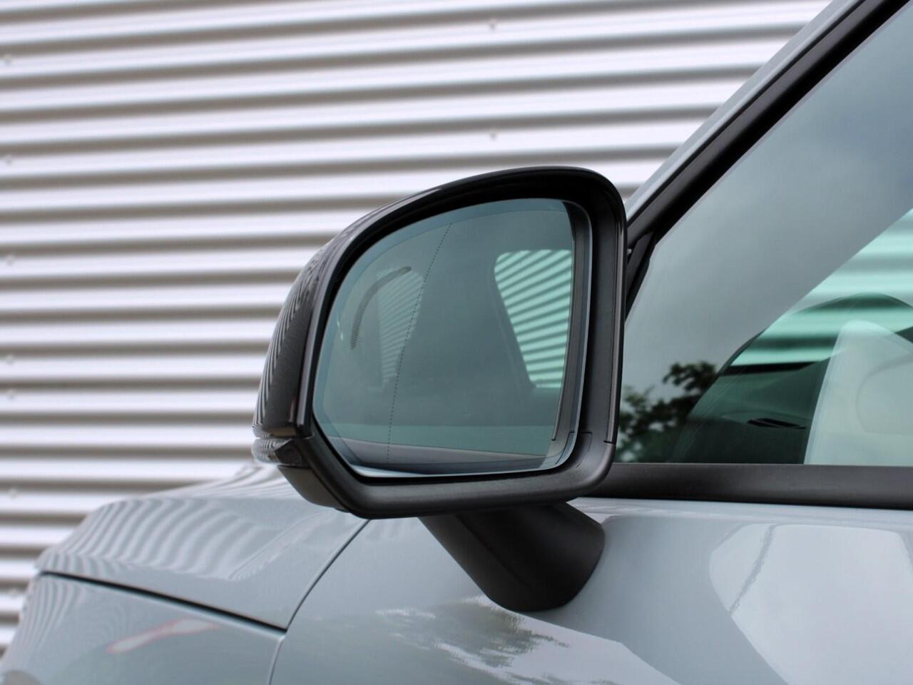 Volvo EX40 Single Motor Extended Range Business Edition Automaat / 360* camera / Privacy Glass / 19" velgen / Driver Awareness