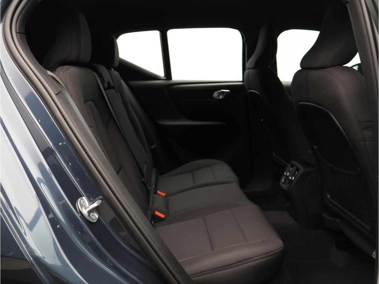 Volvo EX40 Single Motor Extended Range Plus 82 kWh / Harman Kardon / Stoel+Stuurverwarming / Adaptive Cruise / BLIS / Keyless /