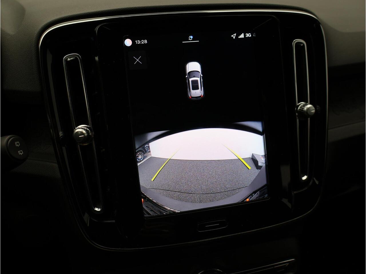 Volvo EX40 Single Motor Extended Range Plus 82 kWh / Harman Kardon / Stoel+Stuurverwarming / Adaptive Cruise / BLIS / Keyless /