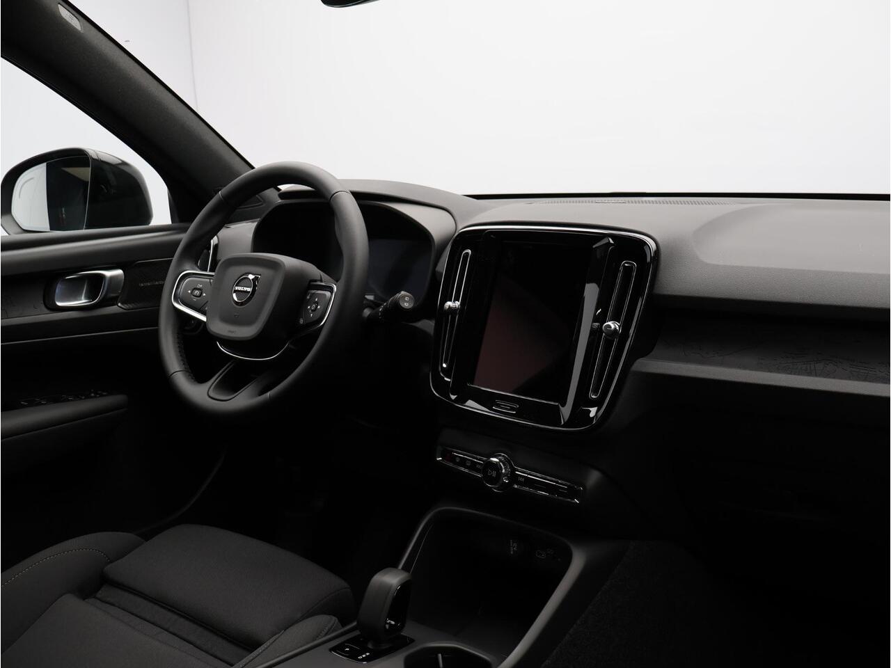 Volvo EX40 Single Motor Extended Range Plus 82 kWh / Harman Kardon / Stoel+Stuurverwarming / Adaptive Cruise / BLIS / Keyless /