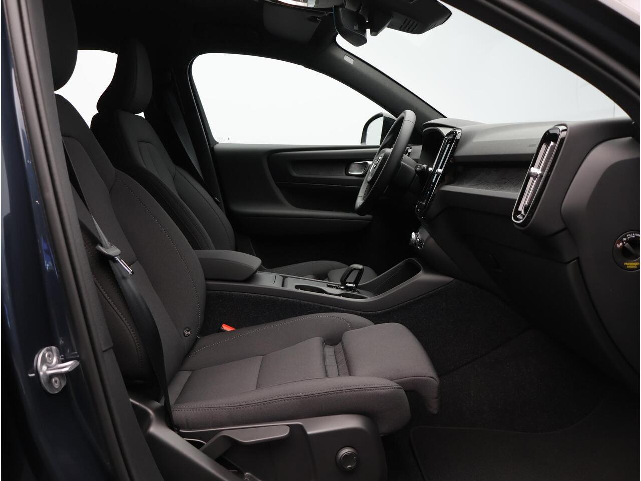 Volvo EX40 Single Motor Extended Range Plus 82 kWh / Harman Kardon / Stoel+Stuurverwarming / Adaptive Cruise / BLIS / Keyless /