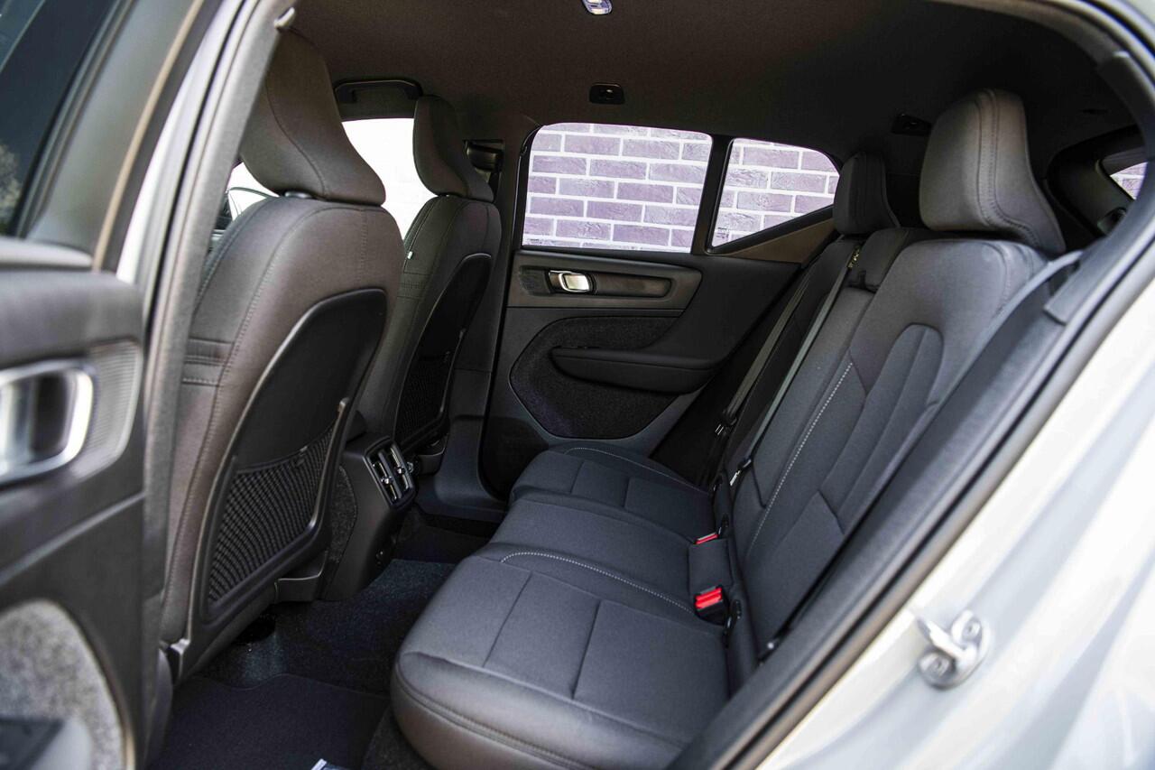 Volvo EX40 Single Motor Extended Range Business Ed. 82 kWh | Google | Long Range | Adaptieve Cruise | Dodehoekdetectie | Camera | Harman Kardon Audio | BLIS | Getint Glas | All Season Banden | 20" LM