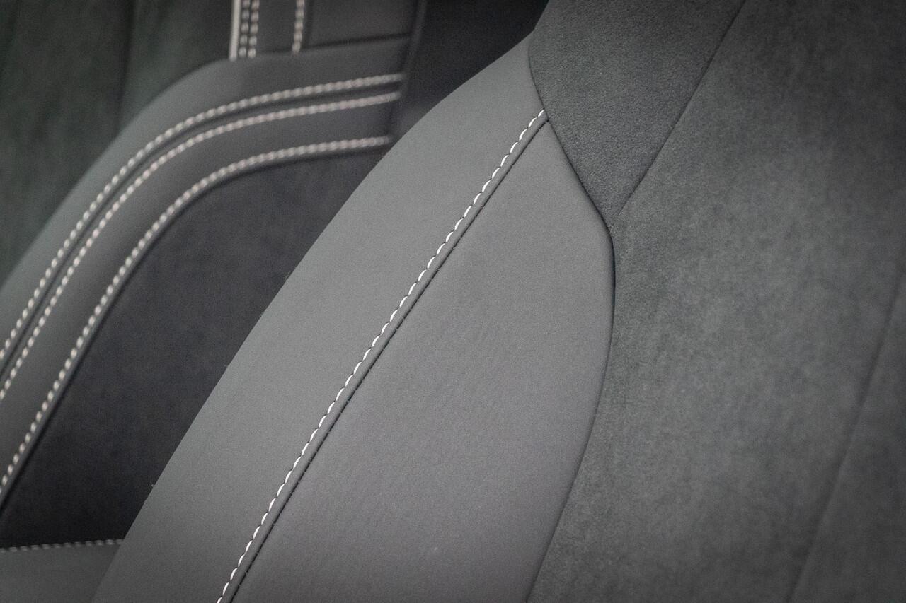 Volvo EX40 Single Motor Extended Range Ultra 82 kWh | Adaptieve Cruise Control | Schuif/Kanteldak | Stoel + Stuurverwarming | Harman Kardon Audio | 20 Inch | Extra Getint Glas Achter |