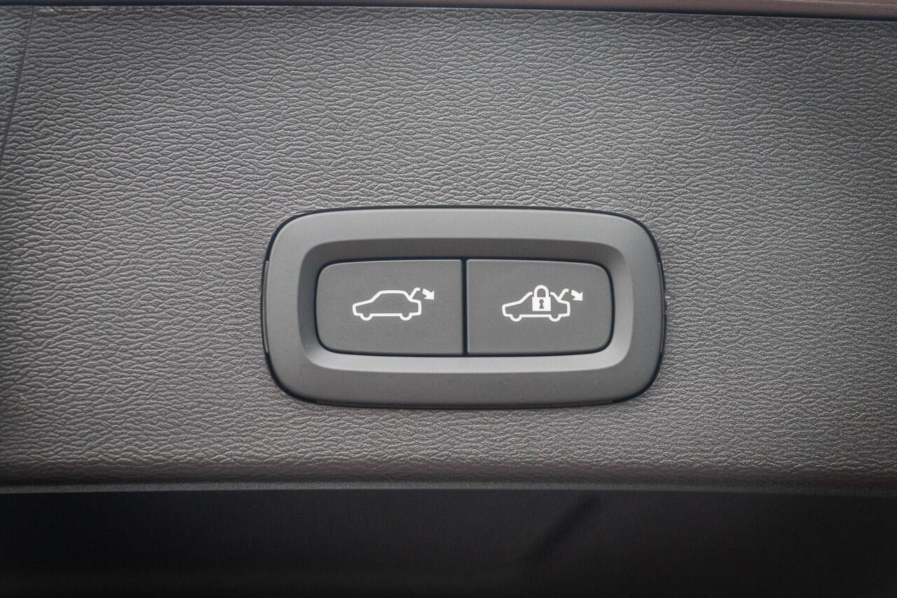 Volvo EX40 Single Motor Extended Range Ultra 82 kWh | Adaptieve Cruise Control | Schuif/Kanteldak | Stoel + Stuurverwarming | Harman Kardon Audio | 20 Inch | Extra Getint Glas Achter |