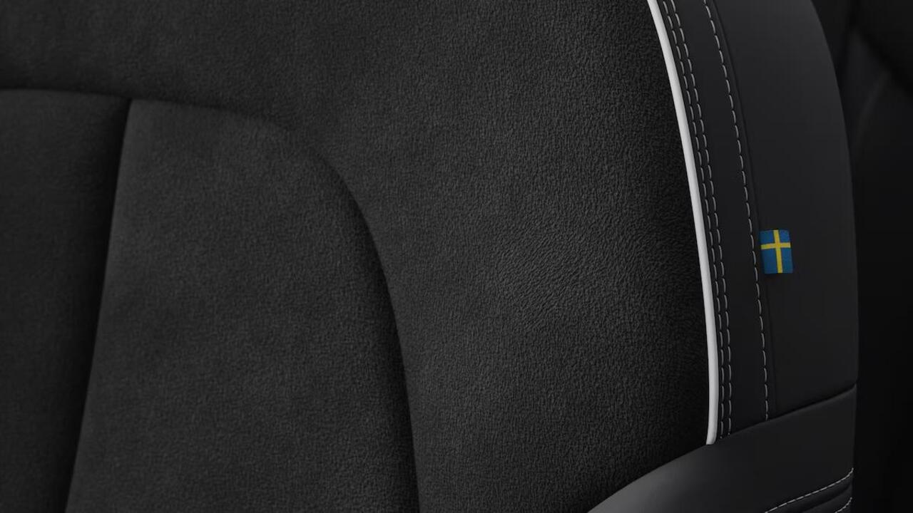 Volvo EX40 Single Motor Extended Range Ultra Black Edition | Verwacht Dec. 2025 | 20" Lichtmetalen Wielen | Elektrisch Verstelbare Voorstoelen | 360º Camera | Stoel/Stuurverwarming | Warmtepomp | Donkergetint Glas |