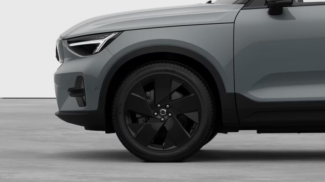 Volvo EX40 Single Motor Extended Range Ultra Black Ed. 82 kWh Dec. 2025 Leverbaar | 17% Bijtelling* | Harman Kardon Premium Audio | Elektrisch Verstelbare Stoelen | Keyless | BLIS | Adaptieve Cruise Control | Panoramisch Schuif-/Kanteldak | 20 inch Lichtemtalen Velg