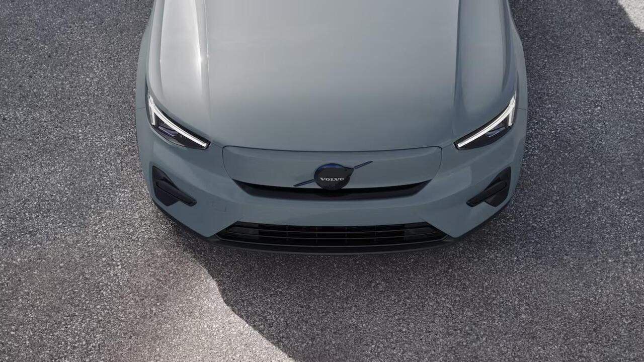 Volvo EX40 Single Motor Extended Range Ultra Black Ed. 82 kWh Dec. 2025 Leverbaar | 17% Bijtelling* | Harman Kardon Premium Audio | Elektrisch Verstelbare Stoelen | Keyless | BLIS | Adaptieve Cruise Control | Panoramisch Schuif-/Kanteldak | 20 inch Lichtemtalen Velg