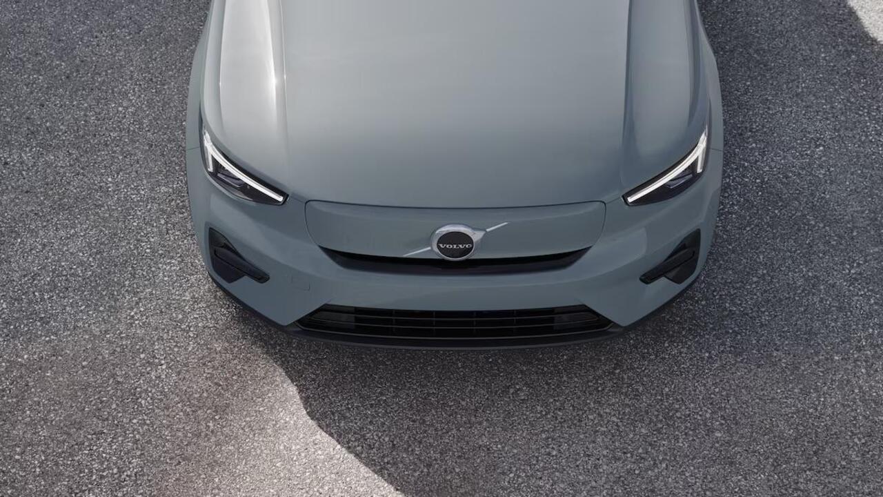 Volvo EX40 Single Motor Extended Range Plus 82 kWh Dec. 2025 Leverbaar | 17% bijtelling* | 360 graden camera | Keyless | 20 inch Lichtmetalen velgen | Extra getint glas | Stoel- / Stuurverwarming | Zwart dak |