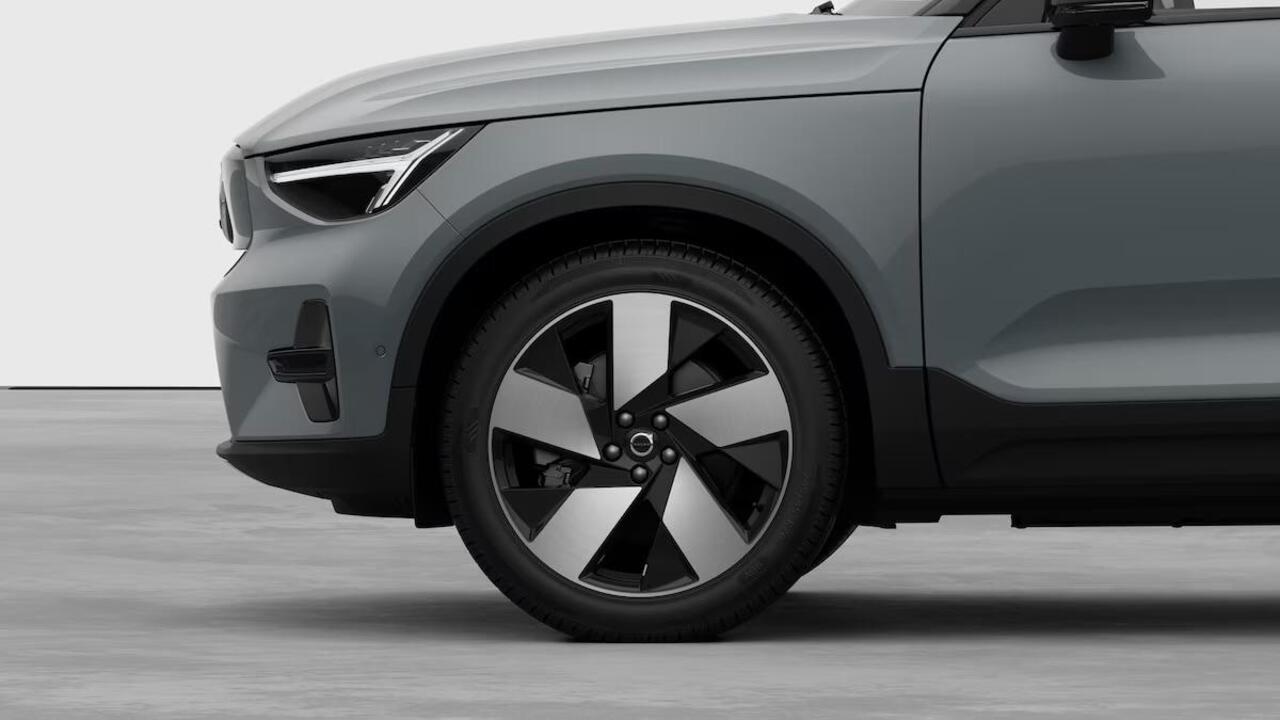 Volvo EX40 Single Motor Extended Range Plus 82 kWh Dec. 2025 Leverbaar | 17% bijtelling* | 360 graden camera | Keyless | 20 inch Lichtmetalen velgen | Extra getint glas | Stoel- / Stuurverwarming | Zwart dak |