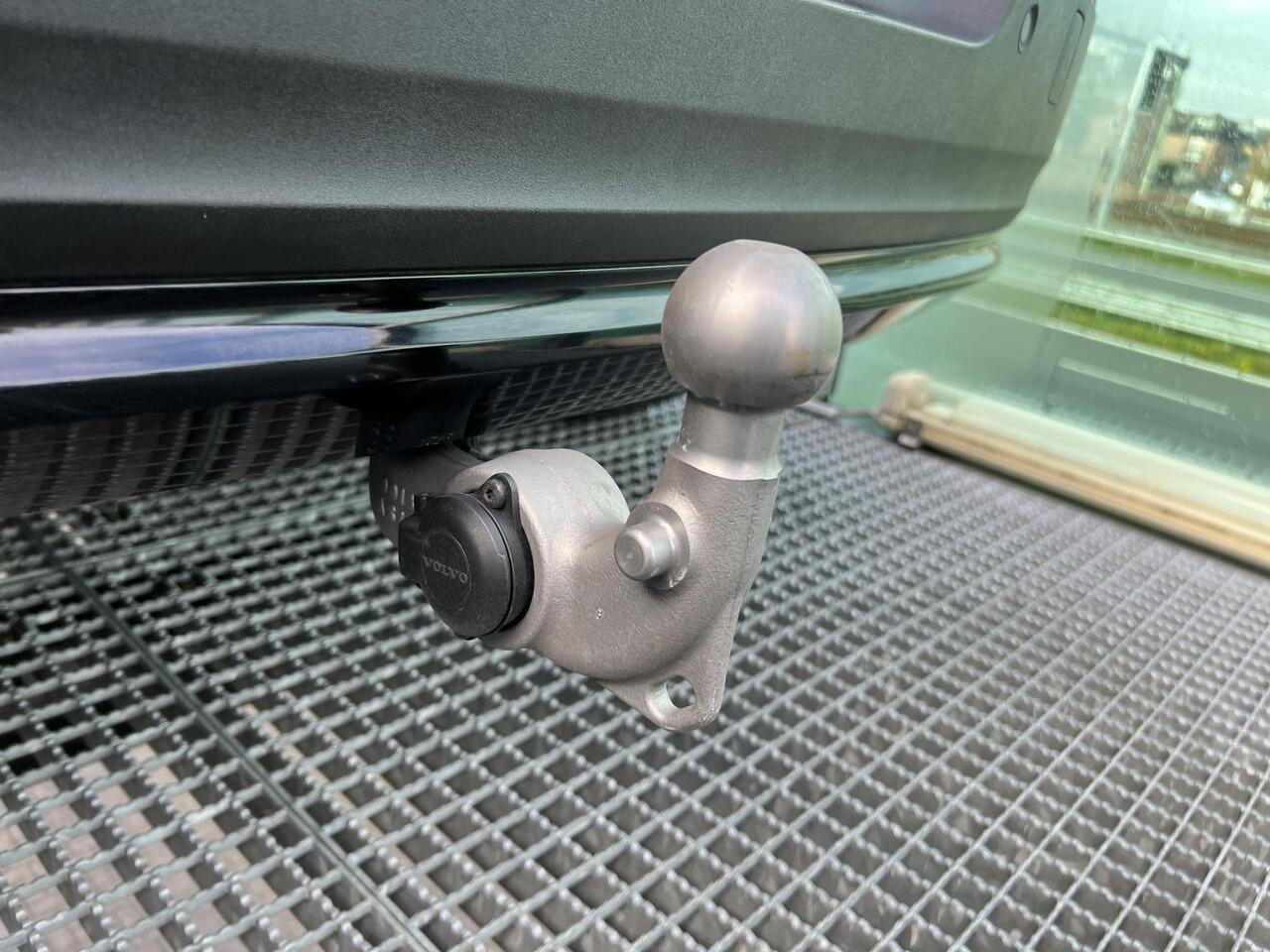 Volvo EX40 Single Motor Extended Range Plus 82 kWh Verwarmde voorstoelen, Verwarmd stuur, Keyless entry, semi electrische trekhaak, Parkeerverwarming.