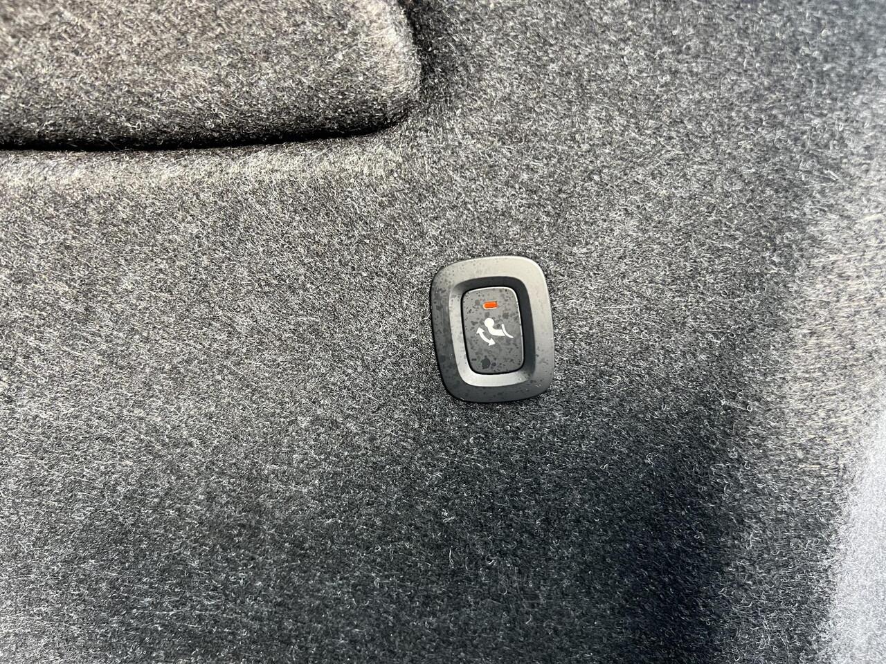 Volvo EX40 Single Motor Extended Range Plus 82 kWh Verwarmde voorstoelen, Verwarmd stuur, Keyless entry, semi electrische trekhaak, Parkeerverwarming.