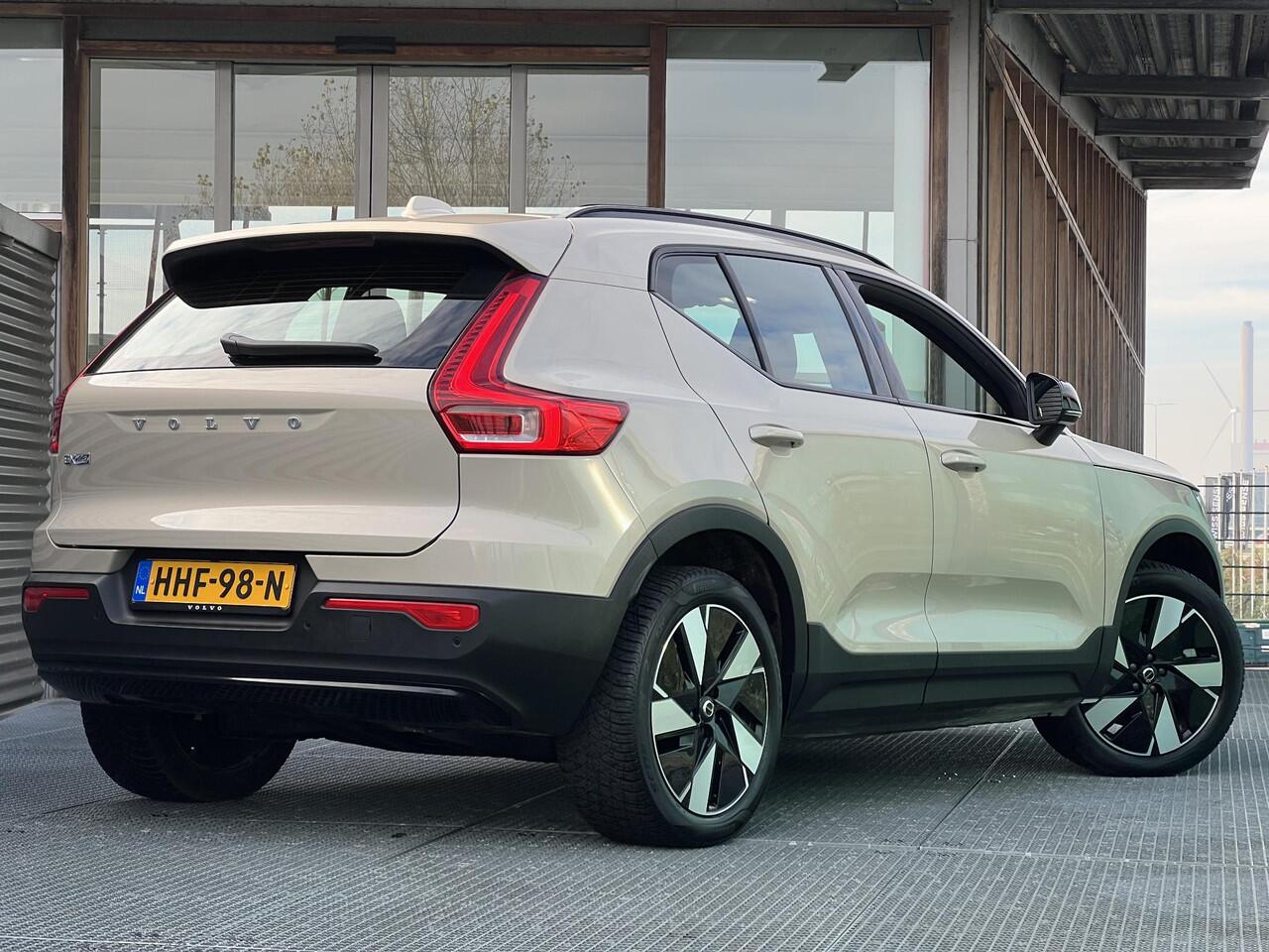 Volvo EX40 Single Motor Extended Range Plus 82 kWh Verwarmde voorstoelen, Verwarmd stuur, Keyless entry, semi electrische trekhaak, Parkeerverwarming.