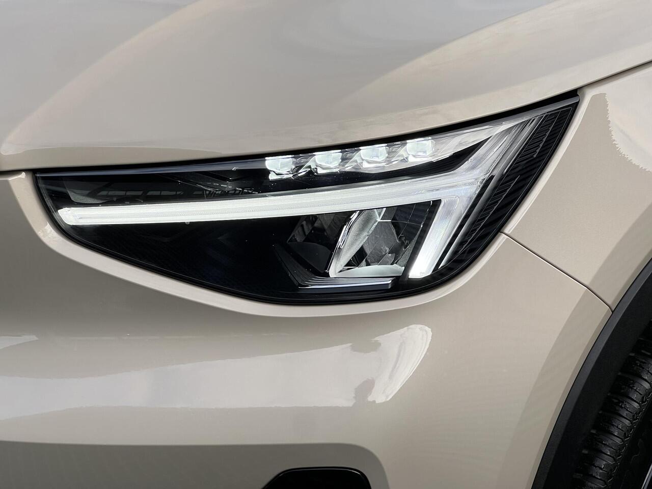 Volvo EX40 Single Motor Extended Range Plus 82 kWh Verwarmde voorstoelen, Verwarmd stuur, Keyless entry, semi electrische trekhaak, Parkeerverwarming.