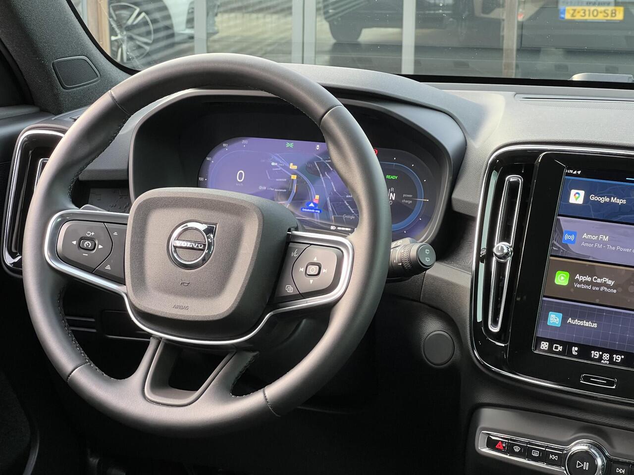 Volvo EX40 Single Motor Extended Range Plus 82 kWh Verwarmde voorstoelen, Verwarmd stuur, Keyless entry, semi electrische trekhaak, Parkeerverwarming.