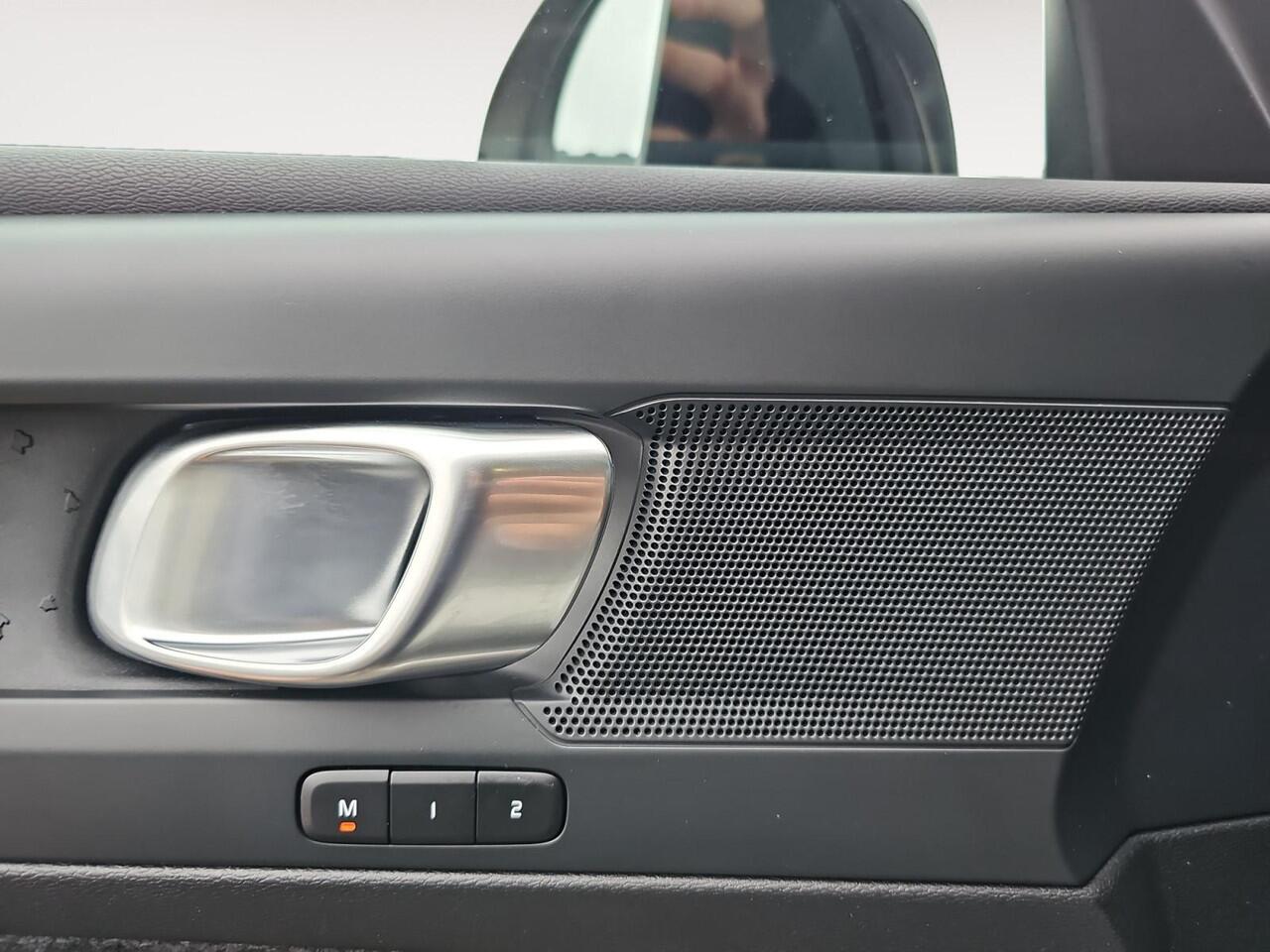 Volvo EX40 Single Motor Plus 70 kWh | Trekhaak | Keyless Entry | Adaptive Cruise Control | Stoelverwarming |