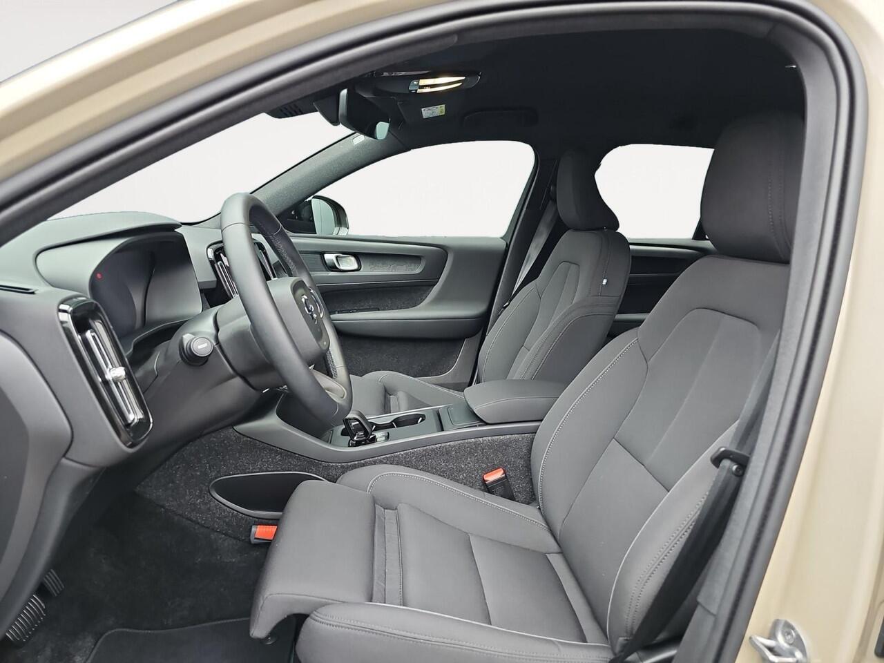 Volvo EX40 Single Motor Plus 70 kWh | Trekhaak | Keyless Entry | Adaptive Cruise Control | Stoelverwarming |