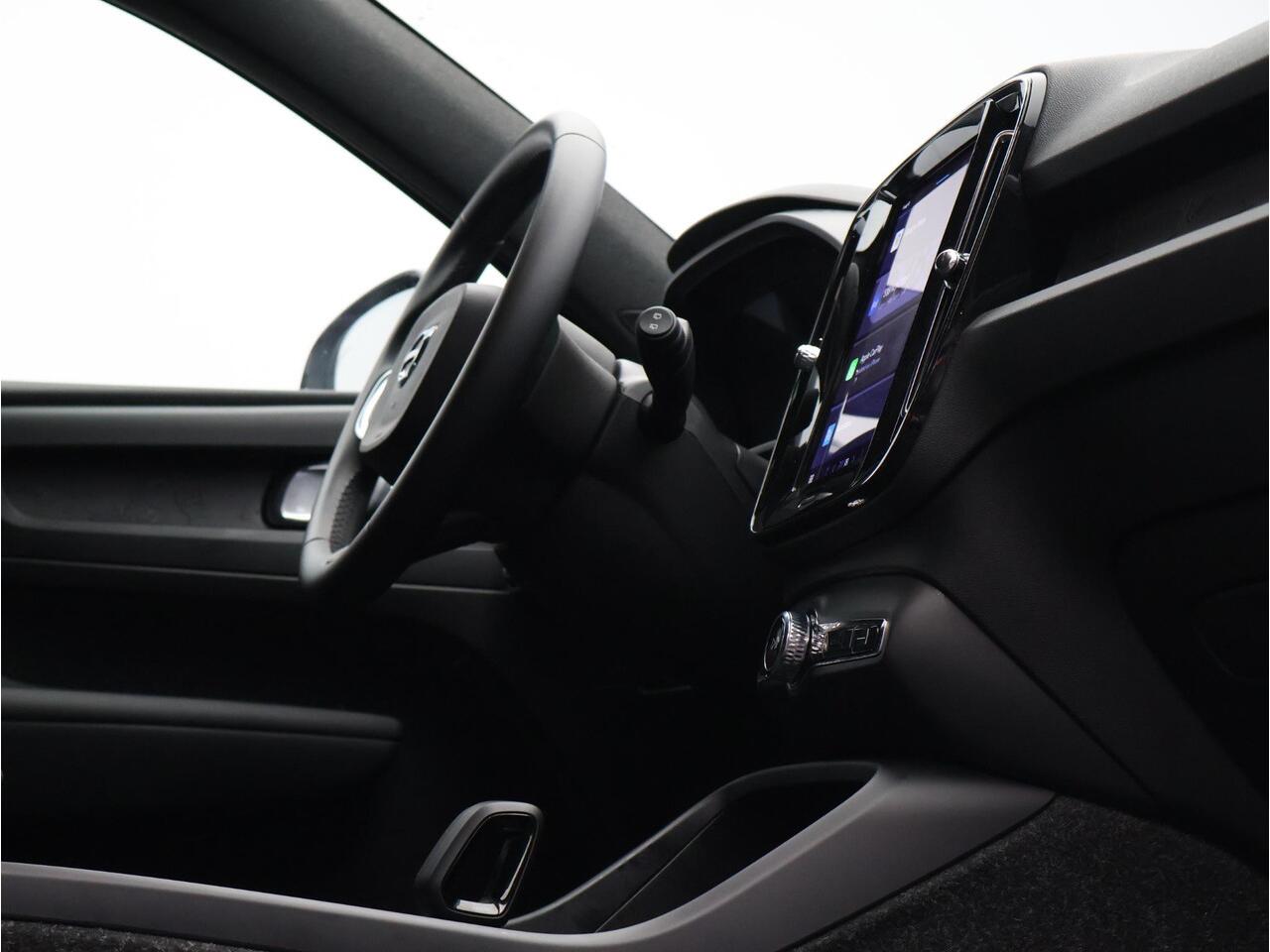 Volvo EX40 Single Motor Extended Range Plus 82 kWh / Trekhaak / Stoel+stuurwielverwarming