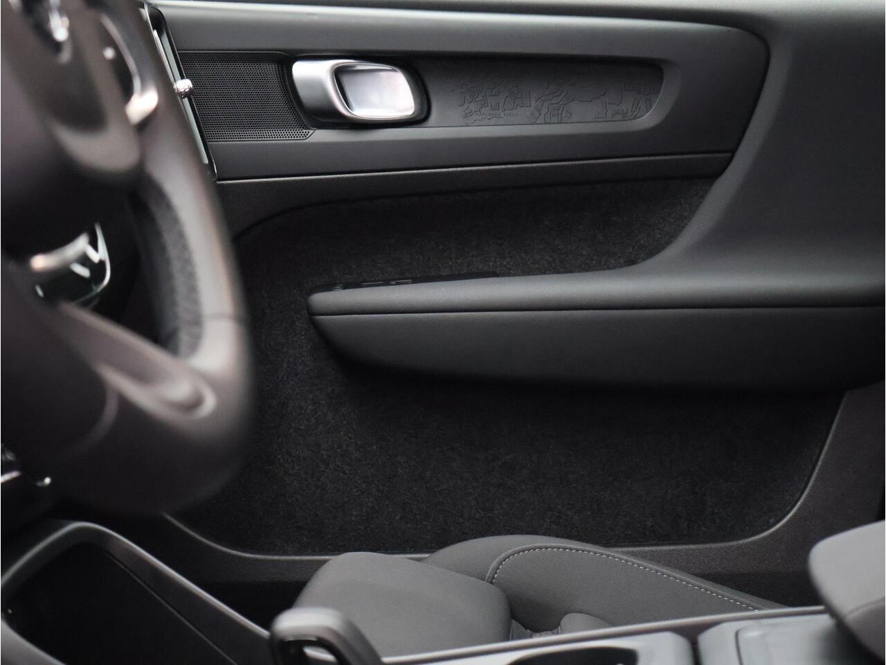 Volvo EX40 Single Motor Extended Range Plus 82 kWh / Trekhaak / Stoel+stuurwielverwarming