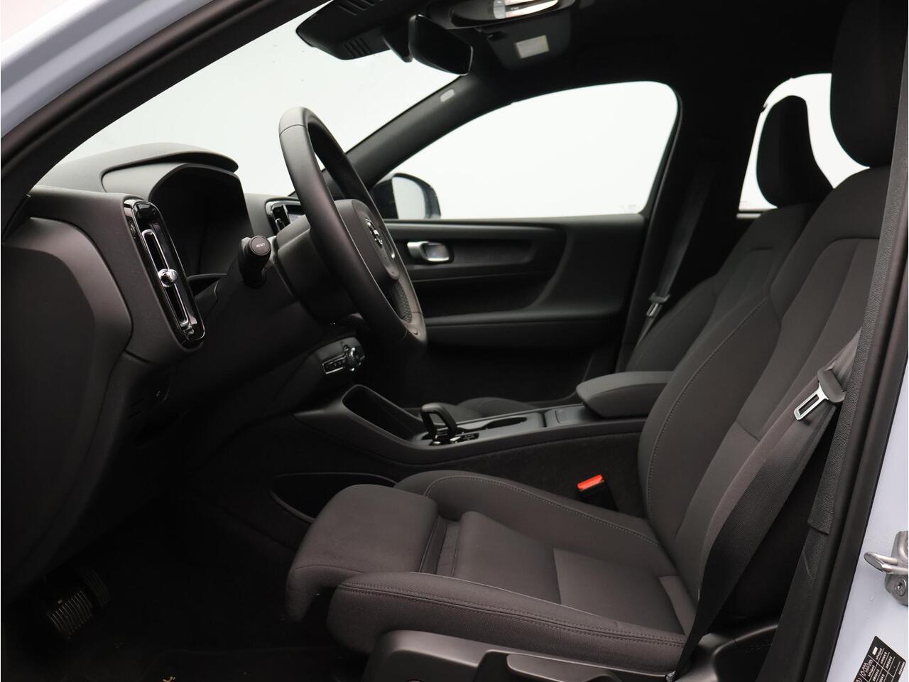 Volvo EX40 Single Motor Extended Range Plus 82 kWh / Trekhaak / Stoel+stuurwielverwarming